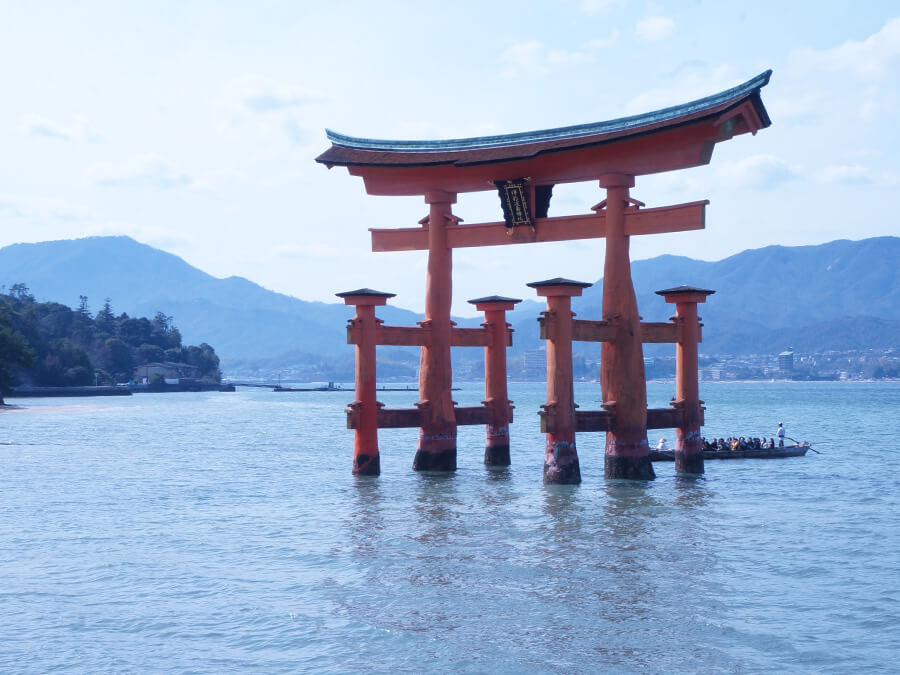 琵琶湖の中の鳥居